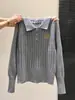 Top de punto corto ajustado color blanco roto para mujer, con cuello tipo polo y diseño de punto trenzado, adecuado para primavera, otoño e invierno, con un estilo suave y preppy.