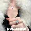Joyas: Collar Deslumbrante de Huevo de Paloma Gigante, Aretes y Anillo Super Grandes y Super Brillantes con Diamantes de Laboratorio Ovalados de 4 Quilates
