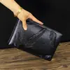 Venta al por mayor del fabricante Bolsos de mano para hombre, Carteras casuales de gran capacidad, Carteras de cuero suave con relieve para negocios, Bolsos sociales para chicos espirituales