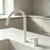 Venta al por mayor de fábrica grifo de lavabo de latón para agua fría y caliente cocina gris pistola dorado cepillado giratorio para encimera