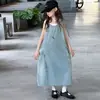 Vestido largo de mezclilla elegante nuevo de verano 2026 para niñas, vestido suelto sin mangas de moda coreana para niñas mayores
