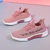 Zapatos de Tela de Verano del Viejo Pekín Zapatos para Mujer Malla Hueca Transpirables Zapatos Casuales Suela Suave Zapatos de Malla Planos Slip-on Zapatos para Mamá