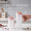 ¡Guau, esta botella de agua para estudiantes es de 350 ml, está diseñada para beber directamente, tiene tapa, es ligera, duradera, a prueba de fugas y linda, lo que la hace perfecta para llevar a la escuela.