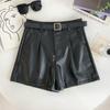 Shorts de Couro PU para Mulheres 2026 Outono e Inverno Novo Design Retro Versátil Cintura Alta Emagrecedor Shorts Boot com Cinto