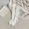 Meias de cano médio para mulheres, na cor painço e estilo Miu, com acabamento em renda, comprimento até a panturrilha, adequadas para primavera e outono, com listras verticais para um efeito emagrecedor, meias de cano longo estilo JK