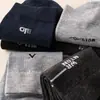 Venta al por mayor otoño e invierno nuevos calcetines para hombre de color sólido a rayas absorbentes de sudor de cintura media calcetines de algodón del noreste suministro de puesto negocio calcetines de media caña