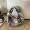 Otoño 2026 Bolso Nuevo de Felpa Alto Valor Estético Personalidad Textura Bolso de Mano Sensación Relajada Versátil Bolso para Mujer