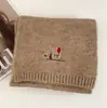 Venta de liquidación de bufandas con 40% de descuento en un puesto, bufandas largas y cortas de hilo de felpa tejido cálido para otoño e invierno en oferta