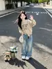 Conjunto de suéter para meninas, nova coleção outono 2026, apresentando um suéter de tricô com urso de desenho animado e calça jeans de perna larga, um conjunto de duas peças em um estilo coreano moderno