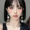 Clip de oreja de borla de flor con sentido de diseño único DIGU, sin perforación en la oreja, temperamento exagerado, moda, diseño de nicho, pendientes