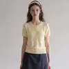 Cárdigan de punto hueco color amarillo lechoso estilo francés suave para mujer, top fino de verano con sentido de diseño nicho de seda helada de manga corta