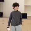 2026 Otoño/Invierno Nueva Camiseta Base de Manga Larga Rayada para Niños Medianos y Mayores Camiseta Casual Top Cálido para Niños Moderno