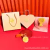 Chaveiro de Biscoito Dourado Puro para Recém-Casados Felizes Buquê de Flores Criativo Conjunto de Presente para Dia dos Namorados e Dia dos Namorados Chinês Atacado Personalizado