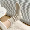 Meias grossas de tricô brancas para mulheres, novo estilo outono/inverno 2026, meias longas para dormir, quentes para o inverno, forradas com fleece, grossas e com design de babado