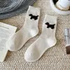 Calcetines de Lana para Mujer Estilo Coreano Dibujos Animados Cachorro Lindo Calcetines de Media Pantorrilla Otoño e Invierno Engrosados Cálidos Calcetines de Felpa Grises Sin Costuras