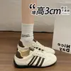 Nuevo estilo de zapatillas de entrenamiento alemanas, cómodas y transpirables para otoño, zapatos casuales con diseño brogue, versátiles y a la moda para mujeres en 2026