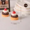 Miniatura de Comida Brinquedo Resina Artificial Estéreo Morango Bolo Pulseira Acessórios Chaveiro DIY Corrente de Bolsa DIY com Olhos de Ovelha