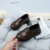 Sapatos de Couro Estilo Britânico Infantil Lançamento Primavera 2025 Novos Mocassins para Meninas Versáteis da Moda Sapatos Slip-on Retro com Solado Macio