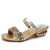 Sandalias de Moda de Lentejuelas Transfronterizas Europeas y Americanas para Mujer, Sandalias de Verano 2024 Estilo Europeo y Americano de Una Tira con Pedrería Venta al por Mayor Tallas Grandes