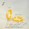 Anillo de diseño sencillo y banda ancha con círculo interior grabado, fabricado en oro arena chapado con una fuerte retención del color, adecuado para el dedo índice.