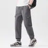 Calça cargo de cor sólida estilo americano para homens, nova coleção de outono, corte solto, punhos nas barras, calça comprida casual com múltiplos bolsos, calça com punhos estilo workwear