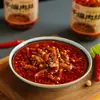 Salsa estilo Sichuan para cerdo deshebrado salteado, adecuada para mezclar con arroz y fideos, alimento comercial en paquete grande, disponible para entrega en bolsas de restaurante