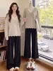 Suéter de tricô com decote V em renda e mangas compridas para mulheres, adequado para primavera e outono, tamanho plus size, valoriza silhuetas um pouco cheias, com detalhe de laço estilo francês