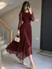2026 Nuevo Vestido de Encaje Francés para Mujer Manga Larga Cintura Ceñida Adelgazante Elegante Temperamento Rojo Negro Longitud Media Formal