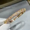 Pulseira Chanel-Style Padrão Coco Diamante para Mulheres, Banhada a Ouro V com Ouro 18K, Acabamento de Alta Qualidade, Pulseira Vintage, Totalmente Cravejada com Diamantes, Luxo Leve, Alto Padrão