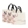 Bolsa de mão não tecida de estilo chinês personalizada de alta qualidade Sense Clothing Store Cheongsam Silk Clothing Shopping Packaging Bag LOGO