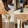 Versão em couro do mesmo estilo da Mom Uva, botas femininas versáteis macias e finas com 4cm de altura, botas longas de bico quadrado baixo