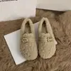 Primeiro Encontro Temporada Sapatos Peludos Roupa Feminina 2026 Outono Inverno Novos Botas de Neve Acolchoados com Veludo Espesso Sapatos de Algodão Quentes Moda Casual