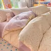 Juego de cuatro piezas estilo Ins A de algodón puro B de terciopelo de leche, funda de edredón gruesa de forro polar coral para invierno, juego de tres piezas para dormitorios de estudiantes, proporcionando calidez
