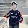 Tamanhos Médio e Grande para Meninos 2026 Novo Legal Mangas Longas Gola Redonda Listrado Estampa Americana Moletom Outono Casual Bonito Moderno