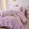 Juego de cuatro piezas de terciopelo de musgo grueso de alta gama, terciopelo de leche, cálido para el invierno, funda de edredón de felpa de doble cara bordada estilo princesa, ropa de cama