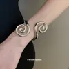 Pulseira Aberta Espiral de Metal Europeia e Americana Personalizada Moda Design Exagerado Pulseira Versátil Joia de Luxo Leve de Alta Qualidade para Mulheres