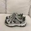 Faz os pés parecerem menores, sola grossa, malha, tênis dad, feminino, outono, respirável, estilo novo super quente de 2026, versátil, treino alemão, tênis casual esportivo