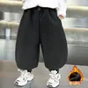 Calça de Pelúcia para Meninos Outono Inverno 2026 Novo Estilo Calça de Perna Curva Inverno Lã Estilo Coreano Espessada Quente Casual Calça de Moletom Tendência