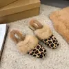 Nuevas pantuflas de algodón de invierno para mujer con punta cuadrada, tacón grueso, estilo 2026, con forro de felpa para abrigar, diseño retro y comodidad mejorada.