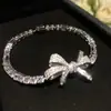 Pulsera Trenzada Hebilla de Herradura Redonda de Circonita Roja Europea y Americana Diseño de Nicho Pulsera Exquisita de Gama Alta para Mujer