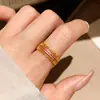Anillo Geométrico Abierto de Zirconia Bañado en Oro Real de 18K Estilo Palacio Retro Joyería de Mano de Nicho de Gama Alta para Mujer