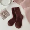 Calcetines de pelo de visón para mujer, cálidos y cómodos para otoño e invierno, previenen los pies fríos, calcetines para dormir con bordado de corazón, forrados de felpa, al por mayor, calcetines versátiles para mujer
