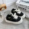 Zapatos Infantiles Otoño Caña Baja Cómodos Deportivos Versátiles Para Niñas Gama Alta Suela Gruesa Zapatos de Tabla 2026 Nuevo Estilo Modernos Casuales Zapatos Individuales
