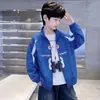 Jaqueta Casual Estilo Corrida para Meninos 2026 Novo Estilo para Crianças de Tamanho Médio e Grande Roupas de Outono Estilo Coreano Solta Impermeável Gola Alta Jaqueta Bonita