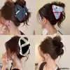 Presilha de garra triângulo com laço estilo coreano para mulheres, presilha de cabelo grande com toque de luxo, presilha tubarão requintada, grampo de cabelo vintage envolto em tecido