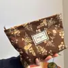Bolsa de Maquiagem Jacquard Amarela Retrô para Mulheres, Nova Bolsa de Mão de Nicho, Bolsa de Armazenamento de Artigos de Higiene Pessoal Portátil, Versátil e Simples