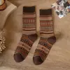 Calcetines para Mujer Otoño Invierno Estilo Retro Doble Aguja Doble Hilera Media Pantorrilla Calcetines para Mujer Fábrica de Zhuji Estilo Étnico Maillard Calcetines Holgados