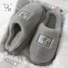 Nuevos estilos de invierno de pantuflas para el hogar para mujeres y hombres, disponibles en juegos para parejas, con suelas antideslizantes, calidez y suelas gruesas, ofrecidos a precios especiales para venta al por mayor.
