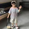 Conjunto de Verão para Meninos com Estampa de Letras Gradiente e Manga Curta, Roupa Casual de Duas Peças Estilosa e Descolada para Crianças, Roupas de Verão para Bebês