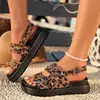 Sandálias de Verão Estilo Europeu e Americano de Uma Tira para Mulheres Novo Estilo Chinelos de Solado Grosso para Mulheres Salto Plataforma Fivela de Couro 2026 Estampa de Leopardo Moda